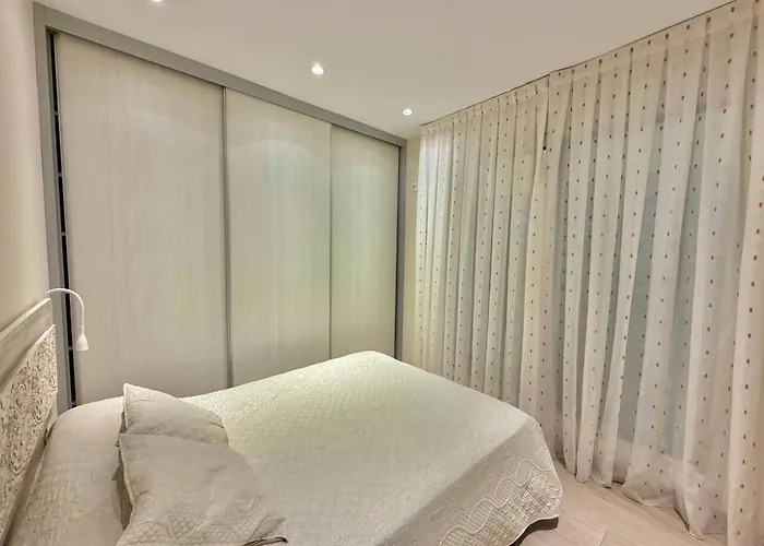 Itsasargi , En Pleno Casco Antiguo De * Bermeo