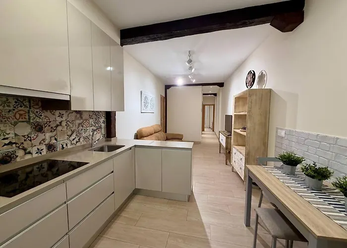 Itsasargi , En Pleno Casco Antiguo De Bermeo